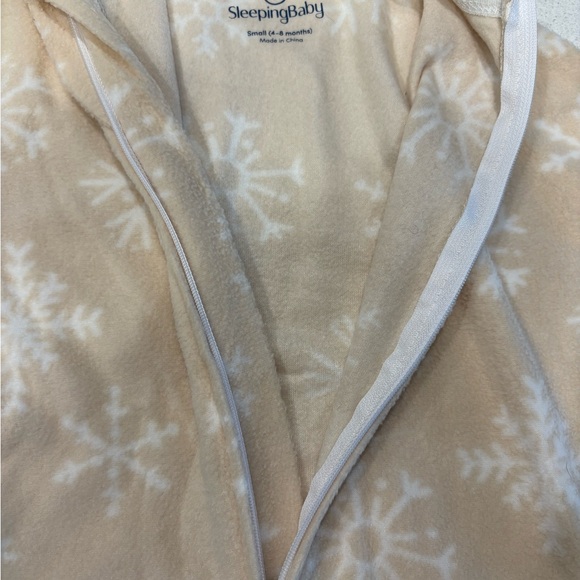 Snowflake Patterned Baby Swaddle - Picture 5 of 7